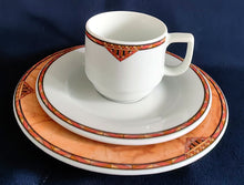 Lade das Bild in den Galerie-Viewer, ESPRESSO~ UNTERTASSE - Porzellan, Marmoriert Abstrakt Zeichen Symbole Rand Motiv Dekor