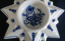 Lade das Bild in den Galerie-Viewer, KERZENSTÄNDER - Porzellan, Sternform Zwiebelmuster Motiv Dekor