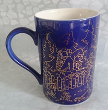 Lade das Bild in den Galerie-Viewer, MÄRCHEN~ SAMMELBECHER NO. 6 - Porzellan, Echt Gold Märchen Haus Leute Menschen Kinder Tannenbäume Motiv Dekor