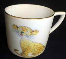 Lade das Bild in den Galerie-Viewer, 2er Set KINDERTASSEN - Porzellan, Goldrand Fauna Tiere Pelikan Löwe Katze Motiv Dekor (BC)