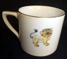 Lade das Bild in den Galerie-Viewer, KINDERTASSE - Porzellan, Fauna Tiere Kleiner Löwe Baby Junge Katze Goldrand Motiv Dekor (BC)