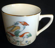 Lade das Bild in den Galerie-Viewer, 2er Set KINDERTASSEN - Porzellan, Goldrand Fauna Tiere Pelikan Löwe Katze Motiv Dekor (BC)