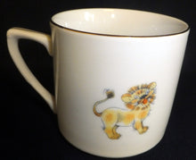 Lade das Bild in den Galerie-Viewer, KINDERTASSE - Porzellan, Goldrand Fauna Tiere Pelikan Löwe Katze Motiv Dekor (BC)