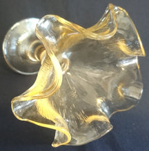 Lade das Bild in den Galerie-Viewer, 2er Set EISBECHER - Hartglas, Linien Geriffelte Blütenform Relief Form Motiv Dekor