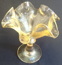 Lade das Bild in den Galerie-Viewer, EISBECHER - Hartglas, Linien Geriffelte Blütenform Relief Form Motiv Dekor