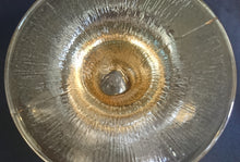 Lade das Bild in den Galerie-Viewer, EISBECHER - Hartglas, Linien Geriffelte Blütenform Relief Form Motiv Dekor