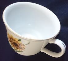 Lade das Bild in den Galerie-Viewer, KAFFEETASSE - Porzellan, Goldrand Flora Sonnenblumen Blüten Natur Motiv Dekor (nBC)