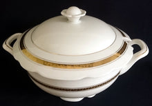 Lade das Bild in den Galerie-Viewer, SUPPENTERRINE MIT DECKEL - Porzellan, Abstrakt Flora Blatt Blätter Ranken Gewölbter Rand Motiv Dekor