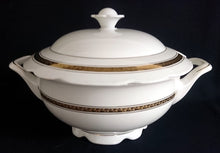 Lade das Bild in den Galerie-Viewer, SUPPENTERRINE MIT DECKEL - Porzellan, Abstrakt Flora Blatt Blätter Ranken Gewölbter Rand Motiv Dekor