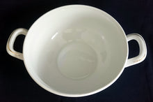 Lade das Bild in den Galerie-Viewer, SUPPENTERRINE MIT DECKEL - Porzellan, Abstrakt Flora Blatt Blätter Ranken Gewölbter Rand Motiv Dekor