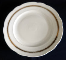 Lade das Bild in den Galerie-Viewer, TORTEN~ SERVIERPLATTE - Porzellan, Abstrakt Flora Blatt Blätter Ranken Gewölbter Rand Motiv Dekor