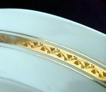 Lade das Bild in den Galerie-Viewer, TORTEN~ SERVIERPLATTE - Porzellan, Abstrakt Flora Blatt Blätter Ranken Gewölbter Rand Motiv Dekor