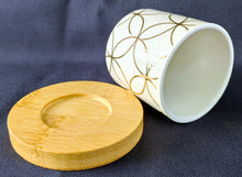 Lade das Bild in den Galerie-Viewer, 10er Set ESPRESSO~ KAFFEEBECHER & UNTERSETZER - Porzellan / Holz, Abstrakt Geometrisch Regenbogen Wölbungen Bretter Holz Kleeblatt Kreise Würfel Rechtecke Spinnennetz Linien Zeichen Motiv Dekor