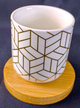 Lade das Bild in den Galerie-Viewer, 2er Set ESPRESSO~ KAFFEEBECHER & UNTERSETZER - Porzellan / Holz, Abstrakt Geometrische Rechtecke Würfel Zeichen Motiv Dekor
