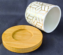 Lade das Bild in den Galerie-Viewer, 2er Set ESPRESSO~ KAFFEEBECHER & UNTERSETZER - Porzellan / Holz, Abstrakt Geometrische Rechtecke Würfel Zeichen Motiv Dekor