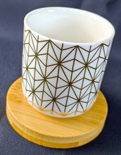 Lade das Bild in den Galerie-Viewer, 10er Set ESPRESSO~ KAFFEEBECHER & UNTERSETZER - Porzellan / Holz, Abstrakt Geometrisch Regenbogen Wölbungen Bretter Holz Kleeblatt Kreise Würfel Rechtecke Spinnennetz Linien Zeichen Motiv Dekor