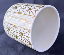 Lade das Bild in den Galerie-Viewer, 2er Set ESPRESSO~ KAFFEEBECHER & UNTERSETZER - Porzellan / Holz, Abstrakt Geometrische Spinnennetz Linien Zeichen Motiv Dekor