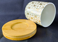 Lade das Bild in den Galerie-Viewer, 10er Set ESPRESSO~ KAFFEEBECHER & UNTERSETZER - Porzellan / Holz, Abstrakt Geometrisch Regenbogen Wölbungen Bretter Holz Kleeblatt Kreise Würfel Rechtecke Spinnennetz Linien Zeichen Motiv Dekor