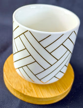 Lade das Bild in den Galerie-Viewer, 2er Set ESPRESSO~ KAFFEEBECHER & UNTERSETZER - Porzellan / Holz, Abstrakt Geometrisch Bretter Holz Laminat Linien Zeichen Motiv Dekor