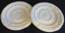 Lade das Bild in den Galerie-Viewer, 3er KAFFEEGEDECK - Porzellan, Geometrisches Karo Punkte Tupfen Linien Gewölbter Relief Rand Motiv Dekor