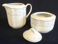 Lade das Bild in den Galerie-Viewer, 3er Set MILCHKÄNNCHEN & ZUCKERDOSE MIT DECKEL - Porzellan, Geometrisches Karo Punkte Tupfen Linien Gewölbter Relief Rand Motiv Dekor