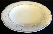 Lade das Bild in den Galerie-Viewer, 2er Set SUPPENTELLER "Ingres Weiss" - Porzellan, Geometrisches Karo Punkte Tupfen Linien Gewölbter Relief Rand Motiv Dekor