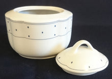 Lade das Bild in den Galerie-Viewer, 3er Set MILCHKÄNNCHEN & ZUCKERDOSE MIT DECKEL - Porzellan, Geometrisches Karo Punkte Tupfen Linien Gewölbter Relief Rand Motiv Dekor