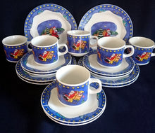 Lade das Bild in den Galerie-Viewer, 2er Set DESSERTTELLER - Porzellan, Rentier Weihnachtsmann Stern Mond Tannenbaum Bäume Motiv Dekor (BC)