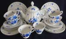 Lade das Bild in den Galerie-Viewer, TEETASSE - Porzellan, Flora Rosenblumen Blüten Blatt Blätter Linien Relief Motiv Dekor