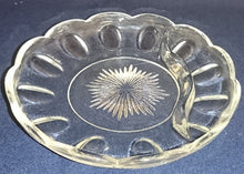 Lade das Bild in den Galerie-Viewer, DESSERTSCHALE (2 Kammer) - Hartglas, Sonnenstern Innerer Linien Relief Ovale Kreise Motiv Dekor