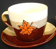 Lade das Bild in den Galerie-Viewer, 2er KAFFFEGEDECK - Keramik / Steingut, Streifen Sandiger Punkte Ahornblatt Motiv Dekor