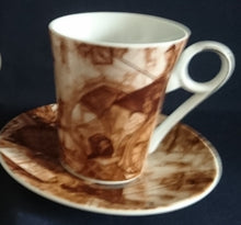 Lade das Bild in den Galerie-Viewer, Zweier-Set Kaffeegedecke aus Porzellan mit Stadtleben-Motiv, Malerei und Aufschrift in Weiß und Braun, dekorativ und vielseitig.