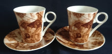 Lade das Bild in den Galerie-Viewer, Zweier-Set Kaffeegedecke aus Porzellan mit Stadtleben-Motiv, Weiß und Braun, gemäldeartige Dekor, ideal für Kaffee- oder Teetafel
