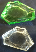 Lade das Bild in den Galerie-Viewer, 2er Set KLEINE ASCHENBECHER - Hartglas, Klarer & Grüner Geometrische Dreieckige Kantige Form Dekor