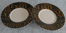 Lade das Bild in den Galerie-Viewer, 2er Set ESPRESSO UNTERTASSEN "Flirt" - Porzellan, Goldene Groß Klein YourEspresso Aufschrift Breiter Rand Motiv Dekor
