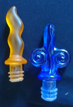 Lade das Bild in den Galerie-Viewer, 2er Set FLASCHENVERSCHLÜSSE - Kunststoff, Abstrakte Fantasie Form