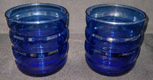 Lade das Bild in den Galerie-Viewer, 2er Set GROßE GETRÄNKEGLÄSER - Hartglas, Waagerecht Gewölbte Form Motiv Dekor