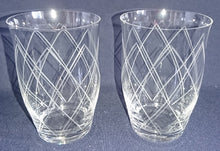 Lade das Bild in den Galerie-Viewer, 2er Set GRÖßERE GETRÄNKEGLÄSER - Hartglas, Geschliffen Linien Streifen Karo Motiv Dekor