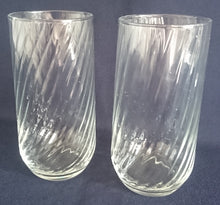 Lade das Bild in den Galerie-Viewer, 2er Set GETRÄNKEGLÄSER - Hartglas, Schräges Linien Streifen Relief Motiv Dekor