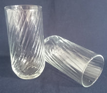 Lade das Bild in den Galerie-Viewer, 2er Set GETRÄNKEGLÄSER - Hartglas, Schräges Linien Streifen Relief Motiv Dekor