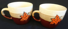 Lade das Bild in den Galerie-Viewer, 2er Set KAFFFETASSEN - Keramik / Steingut, Streifen Sandiger Punkte Ahornblatt Motiv Dekor