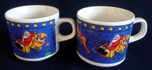 Lade das Bild in den Galerie-Viewer, 2er KAFFEEGEDECK - Porzellan, Schlitten Rentier Weihnachtsmann Sterne Tannenbaum Bäume Mond Dorf Wald Motiv Dekor