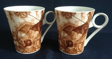 Lade das Bild in den Galerie-Viewer, Zweier-Set Kaffeegedecke aus Porzellan mit Stadtleben-Motiv, weißen und braunen Farben, dekorative Malerei und Aufschrift.