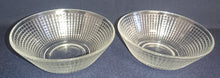 Lade das Bild in den Galerie-Viewer, 2er Set SALATSCHALEN - Hartglas, Karo Gitternetz Linien Relief Motiv Dekor