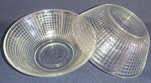 Lade das Bild in den Galerie-Viewer, 2er Set SALATSCHALEN - Hartglas, Karo Gitternetz Linien Relief Motiv Dekor