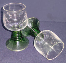 Lade das Bild in den Galerie-Viewer, 2er Set LIKÖR~ RÖMERGLÄSER - Hartglas, Relief Stiel Traditionell Form Motiv Dekor