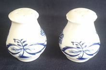 Lade das Bild in den Galerie-Viewer, PFEFFERSTREUER - Porzellan, Zwiebelmuster Art Motiv Dekor