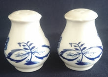 Lade das Bild in den Galerie-Viewer, PFEFFERSTREUER - Porzellan, Zwiebelmuster Art Motiv Dekor