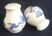 Lade das Bild in den Galerie-Viewer, SALZSTREUER - Porzellan, Zwiebelmuster Art Motiv Dekor