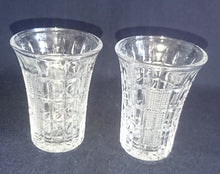Lade das Bild in den Galerie-Viewer, SHOT~ KURZE~ SCHNAPS~ GETRÄNKEGLAS - Kristallglas, Geometrisches Punkte Linien Streifen Kreuze Punkte Reliefschliff Motiv Dekor
